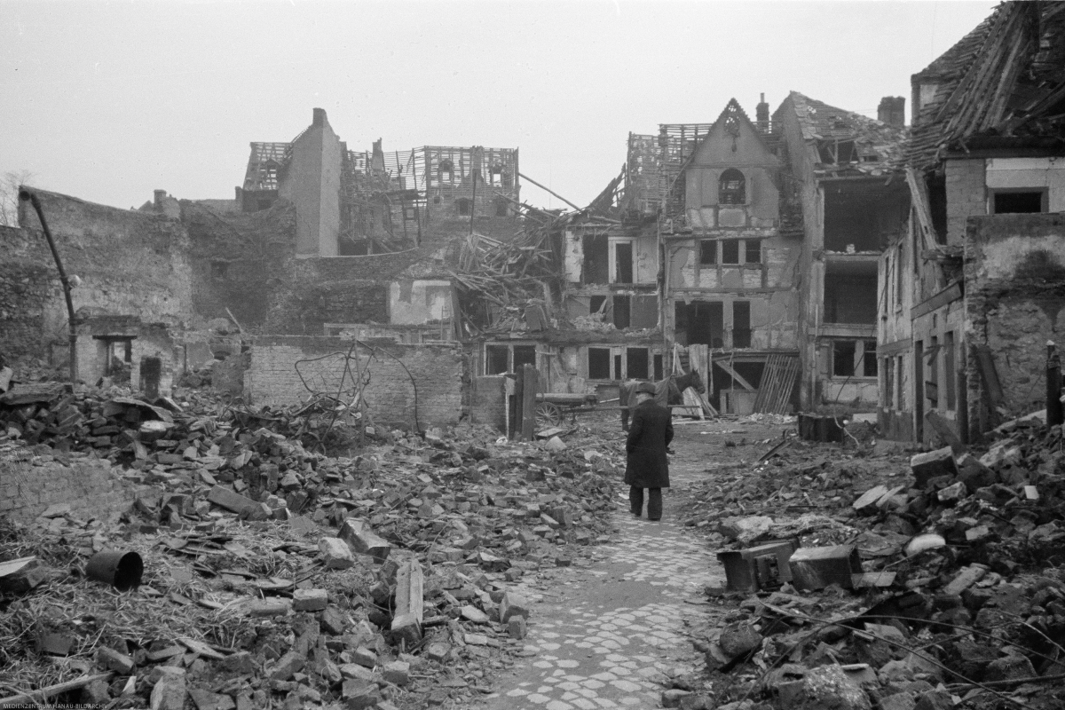 4-2 MZHU0210_B3_KleineDechaneigasse1945 FW