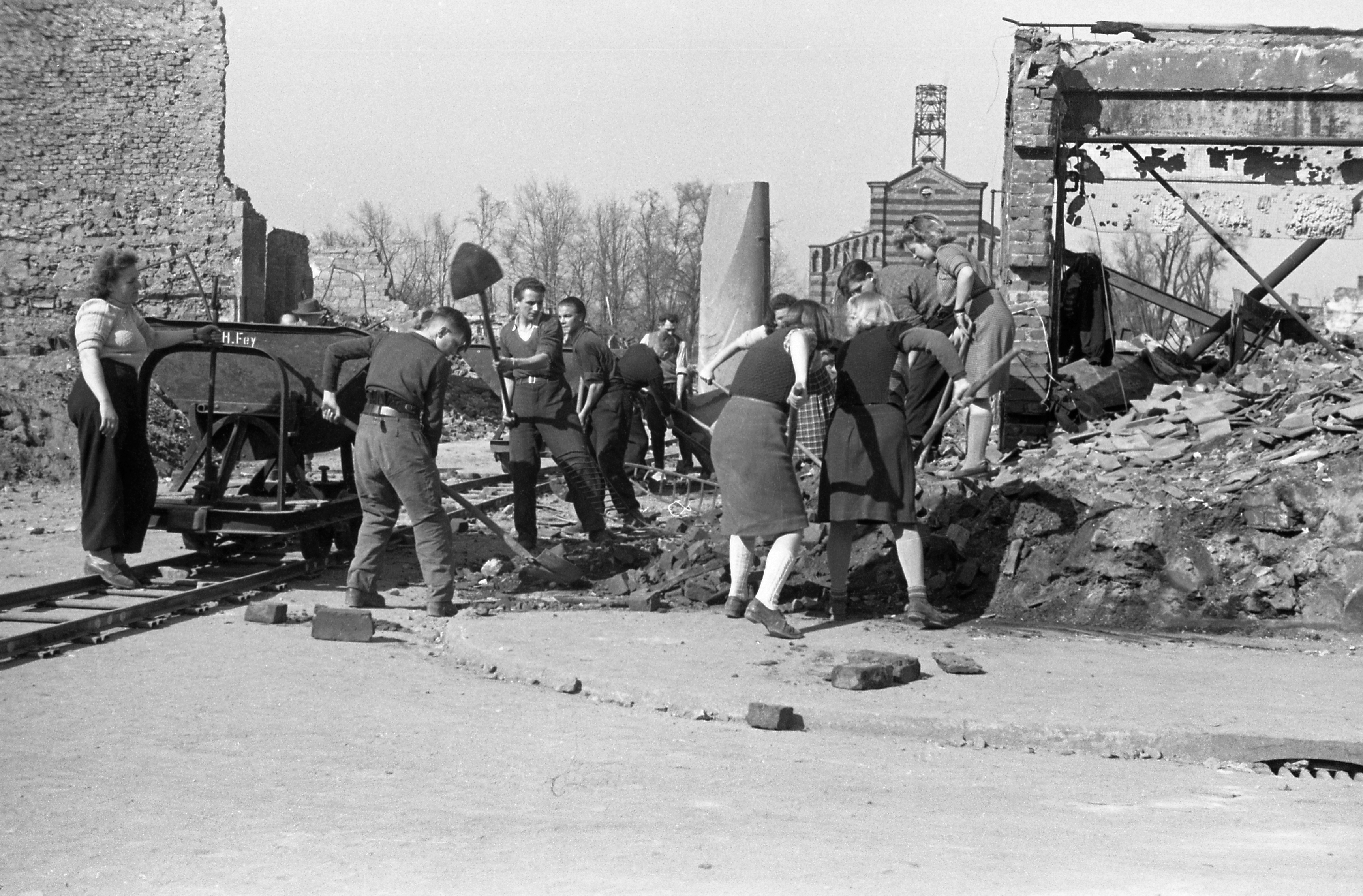 6-2 1946 M„rz Ehrendienst kath Kirche MZHU0240_1946_C4 FW
